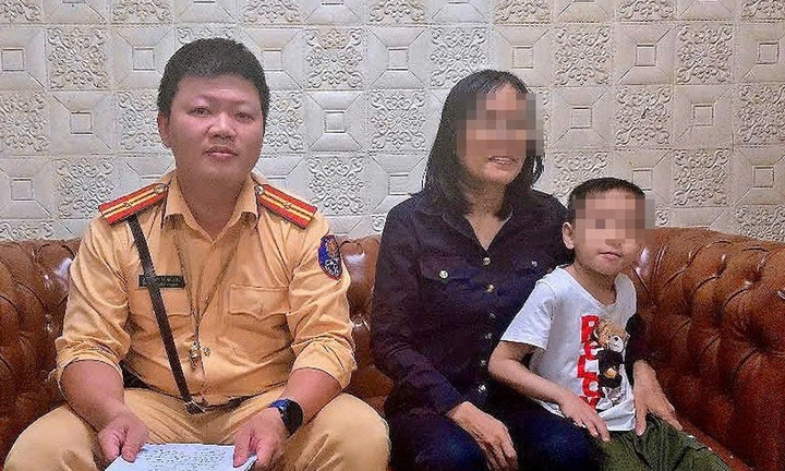 Tin tức thời sự hôm nay (18/6): CSGT giúp bé trai đi lạc ở bến xe Mỹ Đình về nhà
