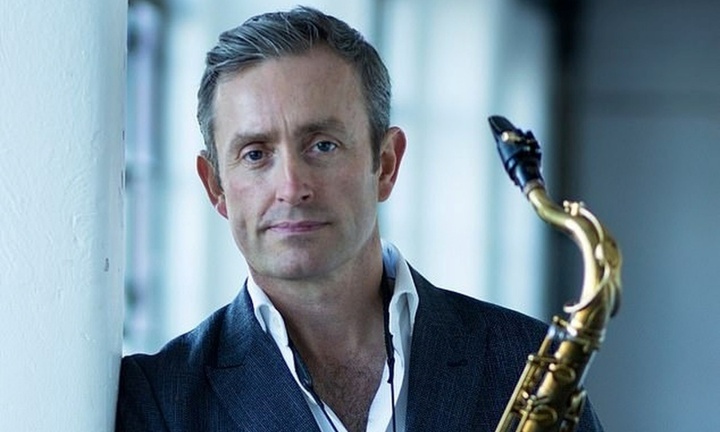 Giáo sư âm nhạc danh tiếng mất việc sau khi bị tố có quan hệ tình cảm với nữ sinh