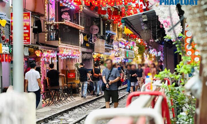 Bất chấp nguy hiểm, du khách vẫn ùn ùn đến phố cà phê đường tàu để check in