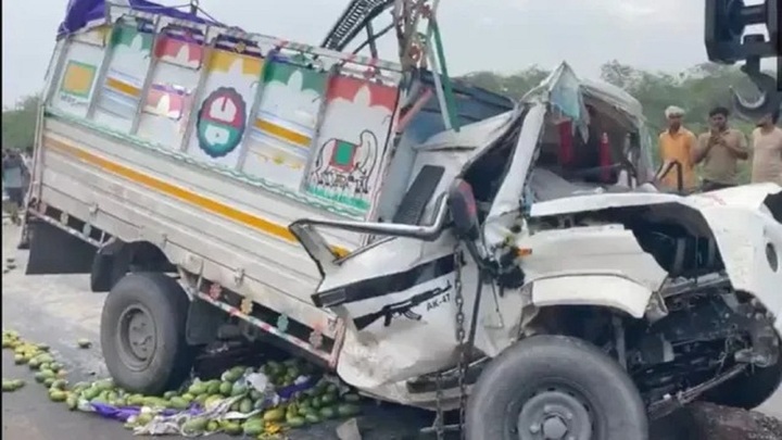 Clip: Xe chở xoài mất lái rơi khỏi cầu vượt, 4 người tử vong thương tâm