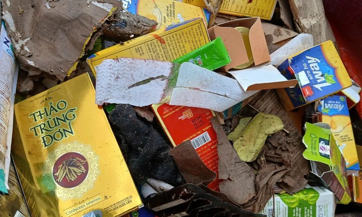 Cận cảnh hàng nghìn hộp siro, yến sào, đông trùng hạ thảo... vứt ngoài bãi rác ở Quảng Ninh