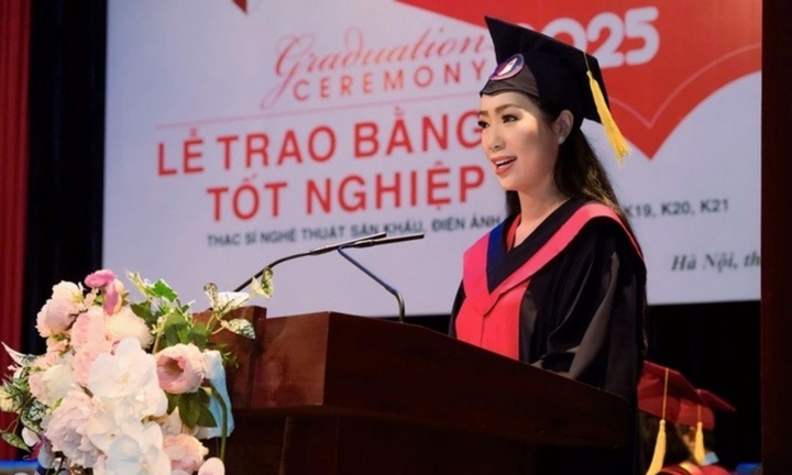 NSND Trịnh Kim Chi nhận bằng tốt nghiệp thạc sĩ ở tuổi 54