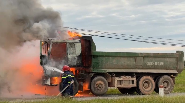 Clip: Ô tô tải đang chạy bất ngờ bốc cháy dữ dội, tài xế sợ hãi bỏ chạy