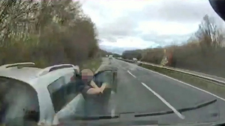 Clip: Vừa lái xe vừa xem điện thoại, tài xế tông văng ô tô dừng ở làn khẩn cấp