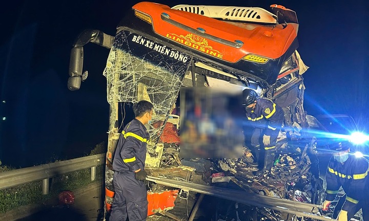 Hiện trường vụ tai nạn nghiêm trọng trên cao tốc Đà Nẵng – Quảng Ngãi, 11 người thương vong