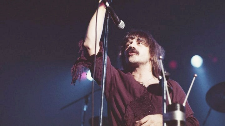 Ngủ gật khi đang lái ô tô, nam ca sĩ 78 tuổi gặp tai nạn, xe bị phá hủy hoàn toàn