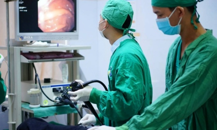 Người đàn ông Tây Ninh nguy kịch vì lỡ nuốt phải mảnh xương gà dài 4cm