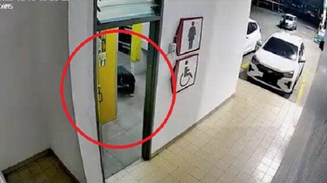 Clip: Bắt tại trận gã đàn ông lẻn vào nhà vệ sinh nữ, làm hành động biến thái