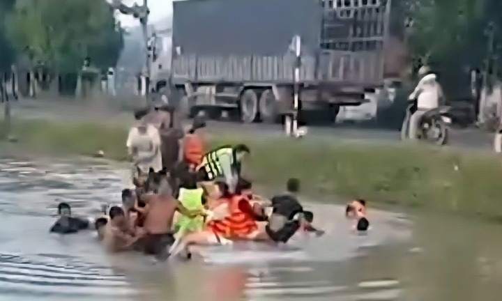 Tin tức thời sự hôm nay (21/6): Người dân phá cửa cứu 13 người trong ô tô rơi xuống mương