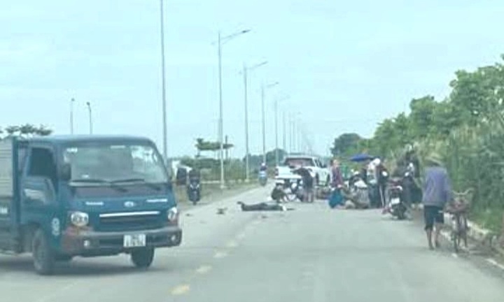 Hiện trường vụ xe máy va chạm ô tô tải, nữ sinh viên trường y tử vong