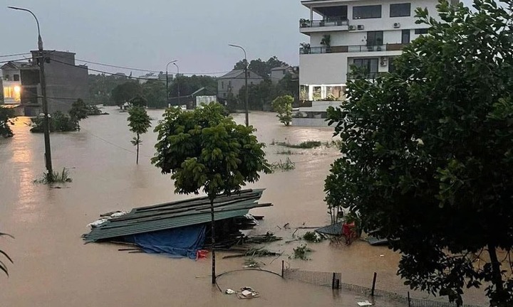 Mưa như trút nước khiến nhiều tỉnh miền Bắc ngập lụt, chuyên gia lý giải ra sao?