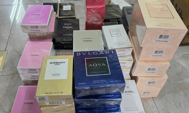 Triệt phá đường dây buôn bán nước hoa Chanel, Bvlgari, Dior... giả: Danh tính cặp vợ chồng cầm đầu