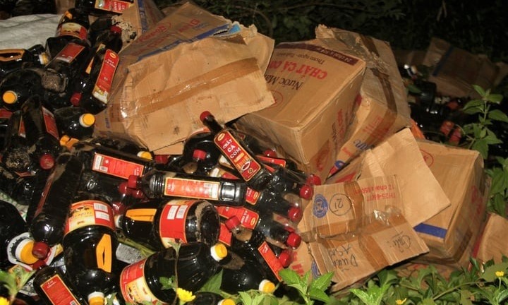 Công an vào cuộc, hé lộ nguồn gốc hơn 1.000 chai nước mắm bị vứt ven đường ở Quảng Nam