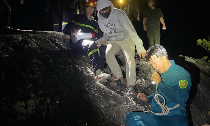 Giải cứu 3 thanh niên bị lạc khi cùng nhau leo núi Hoàng Ngưu Sơn ở Nha Trang