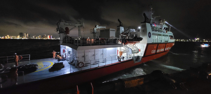 Ứng cứu ngư dân bị nạn tại vùng biển quần đảo Hoàng Sa