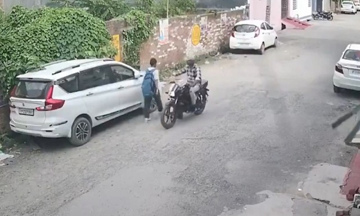 Phẫn nộ clip ghi lại cảnh bé gái bị người đàn ông đi xe máy áp sát, sàm sỡ