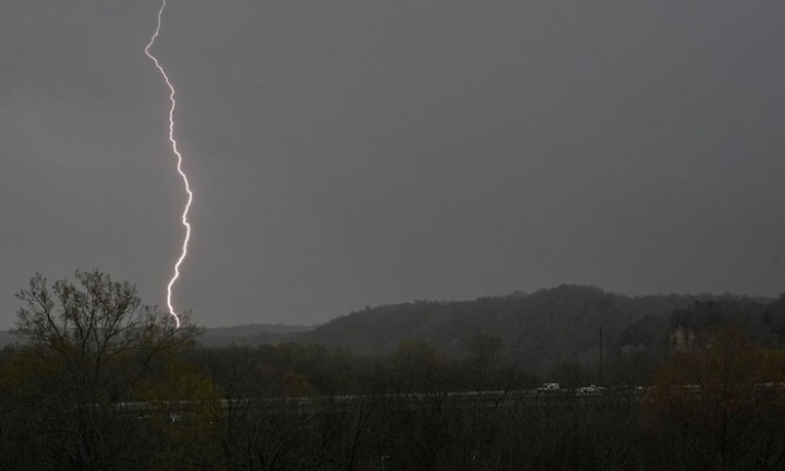 Bị sét đánh trúng lúc tắm hồ sau ngày 