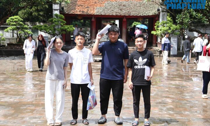 Sĩ tử đội mưa, vượt 70 cây số đến Văn Miếu cầu may trước kỳ thi tốt nghiệp THPT