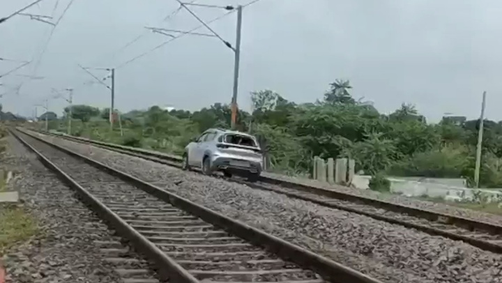 Clip: Nữ tài xế liều mình lái ô tô trên đường ray tàu hỏa và cái kết ít ai ngờ