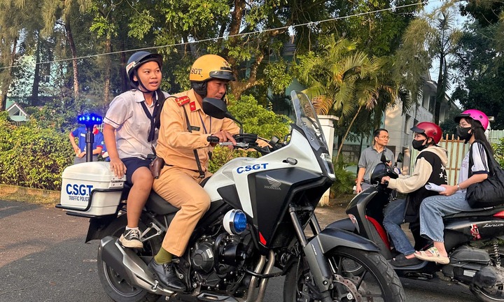 Kỳ thi tốt nghiệp THPT 2025: Những hình ảnh đẹp của lực lượng cảnh sát giao thông