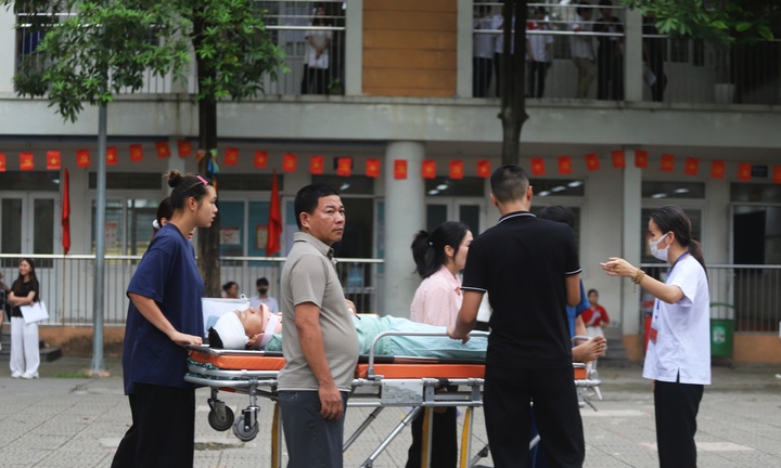 Sức khỏe nam sinh nằm cáng đi thi tốt nghiệp THPT giờ ra sao?