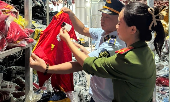 Phát hiện hơn 35.000 bộ quần áo giả mạo Nike, Adidas, Puma trị giá hơn 6 tỷ đồng