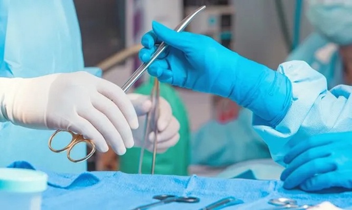 Phẫu thuật tách khối u nặng 5 kg khỏi bụng người phụ nữ 56 tuổi