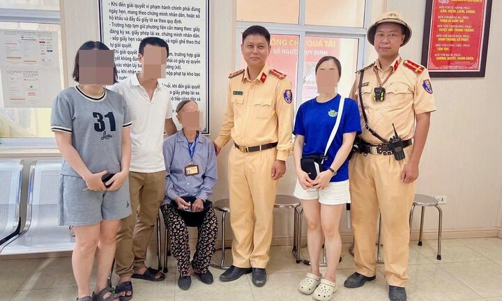 CSGT Hà Nội giúp đỡ cụ bà 87 tuổi đi lạc về với gia đình