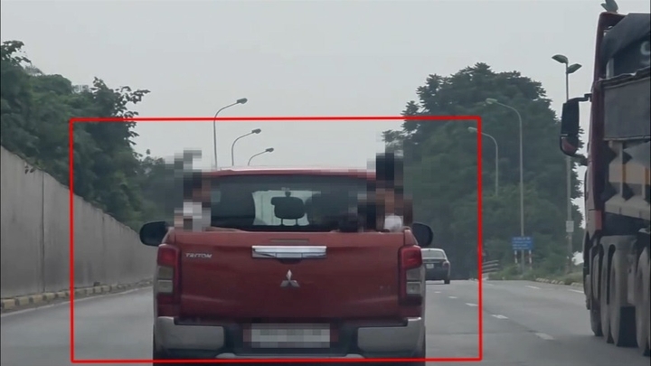 Xác minh, xử lý tài xế chở 6 trẻ em ngồi thùng xe bán tải chạy trên đại lộ Thăng Long