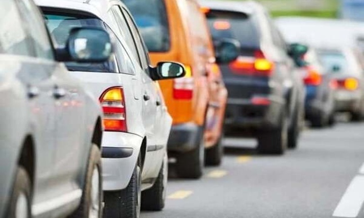 Bật xi nhan chuyển hướng là thành xe ưu tiên?