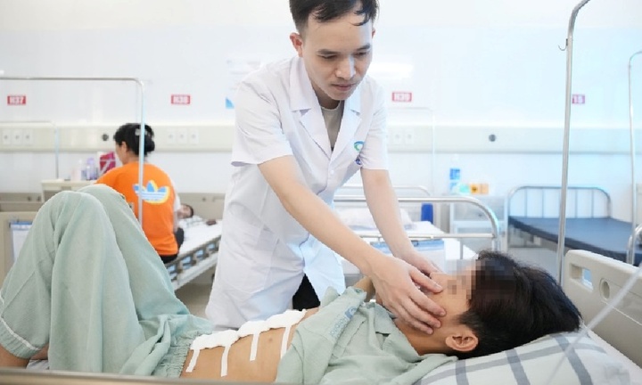 Nam thanh niên 18 tuổi bị sốc mất máu nguy kịch do vỡ u gan