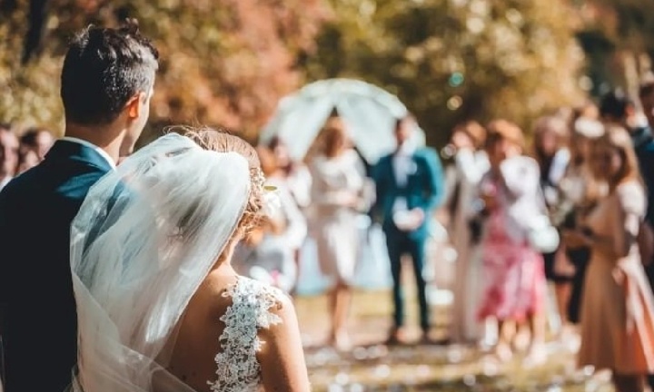 Chú rể bỏ mặc cô dâu, lao vào 