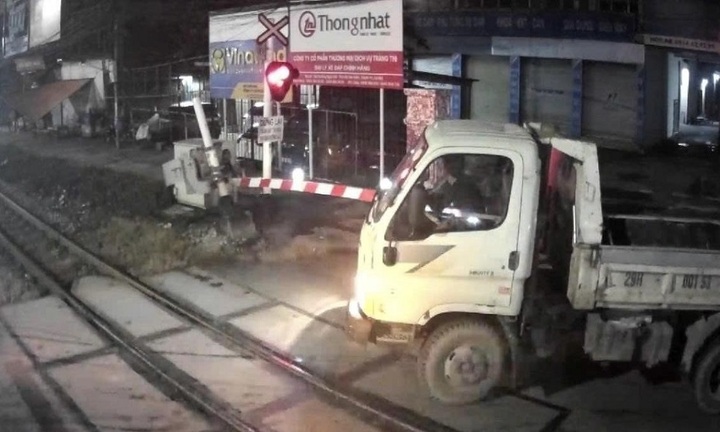 Clip tài xế xe tải vượt đường ngang, đâm gãy barie chắn đường sắt ở Hà Nội