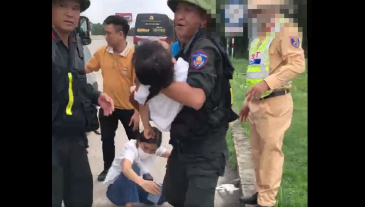 Clip: Xúc động khoảnh khắc CSGT mở đường đưa bé gái co giật trên cao tốc tới bệnh viện