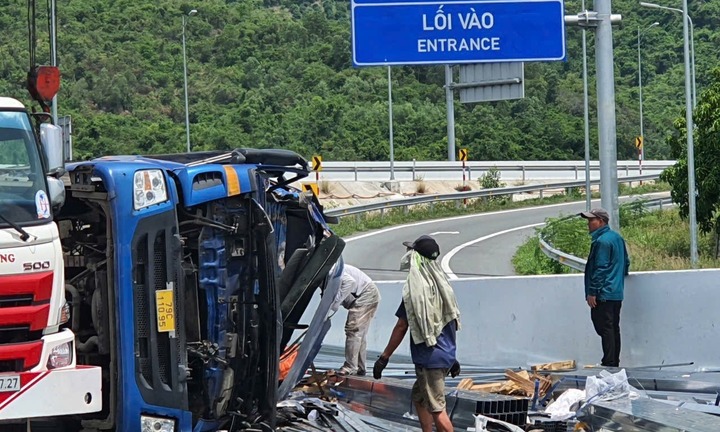 Vụ tai nạn ở Khánh Hòa, xe tải chở sắt thép bất ngờ lật khiến 2 người thiệt mạng: Danh tính nạn nhân