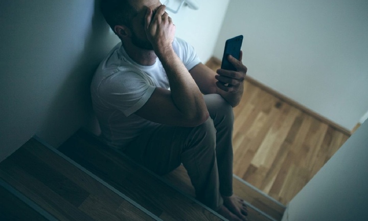 Đang lướt mạng xã hội, chồng 