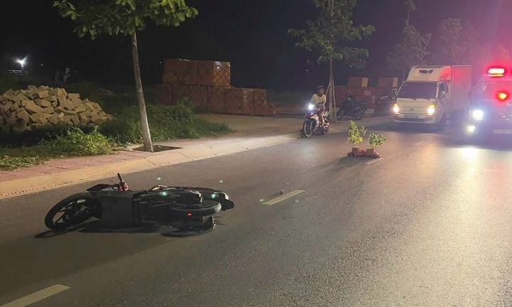 Hiện trường vụ người đàn ông đi xe máy văng xuống đường, tử vong tại khúc cua lúc nửa đêm ở Lâm Đồng