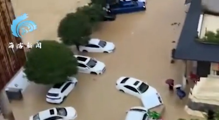 Những hình ảnh ngoài tưởng tượng về trận lũ ở Hồ Bắc (Trung Quốc) sau cơn mưa kỷ lục kéo dài suốt 12 giờ