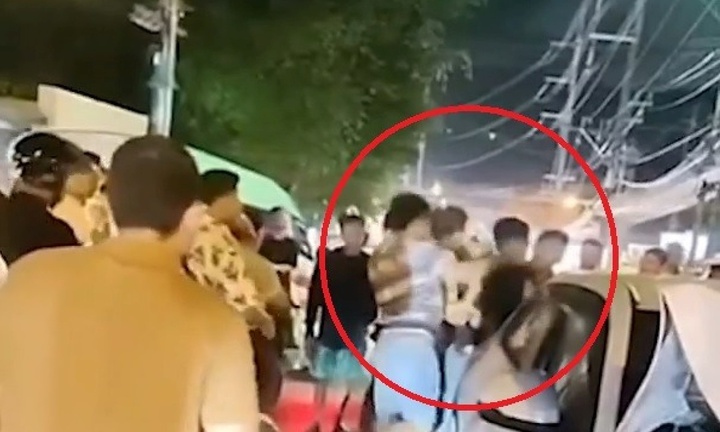 Clip: Bỏ chạy sau khi gây tai nạn liên hoàn, tài xế ô tô bị đám đông vây đánh