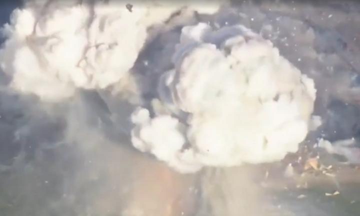 Clip: Cận cảnh vụ nổ kinh hoàng tại kho pháo ở Mỹ, 7 người mất tích