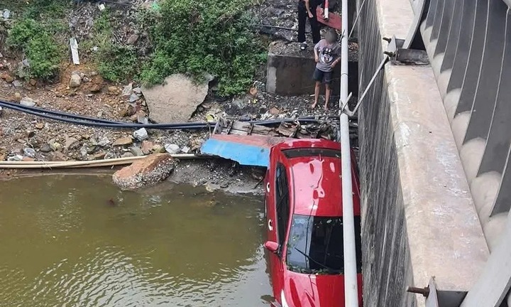 Hiện trường vụ ô tô lao xuống sông ở Quảng Trị: 4 người may mắn thoát nạn