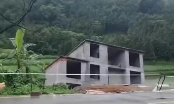 Clip: Tòa nhà 5 tầng đổ sập, bị lũ 