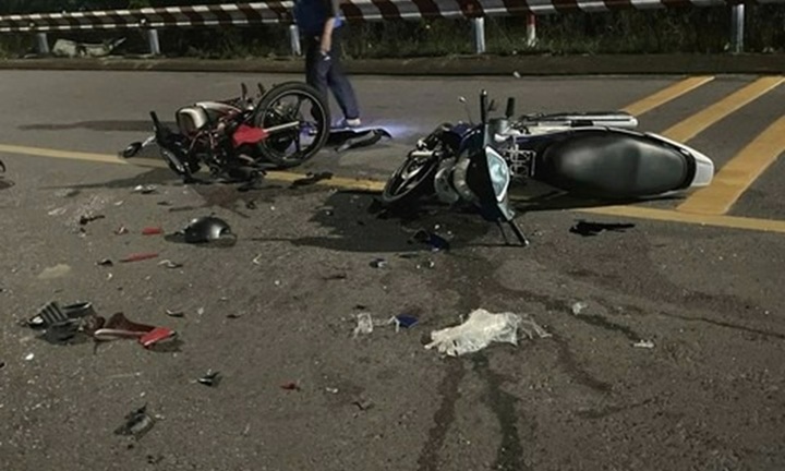 Hiện trường vụ tai nạn ở TP.HCM, hai xe máy đối đầu trong đêm, 2 người tử vong, 1 người nguy kịch