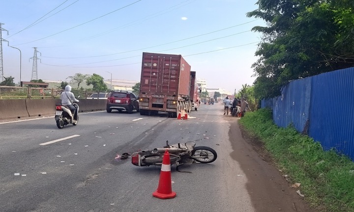 Tin tức tai nạn giao thông mới nhất ngày 5/7: Mô tô va chạm xe đầu kéo, một người tử vong