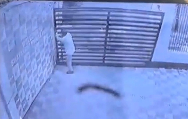 Clip: Cổng sắt bất ngờ đổ sập, nam bảo vệ bị đè trúng tử vong thương tâm