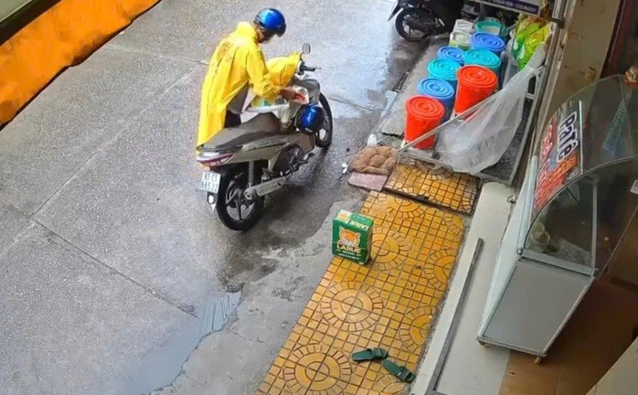 Clip: Người đàn ông mặc áo mưa, bịt khẩu trang kín mít làm điều sai trái ngay giữa ban ngày