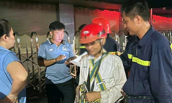 Giải cứu người đàn ông có biểu hiện bất thường mắc kẹt trên biển quảng cáo