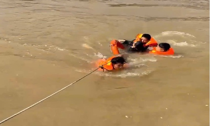 Clip: Công an Hà Nội kịp thời cứu nữ sinh nhảy cầu Vĩnh Tuy