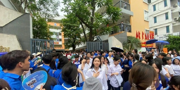 Đã nhập học nguyện vọng 2 nhưng nguyện vọng 1 lại hạ điểm, học sinh cần làm gì?