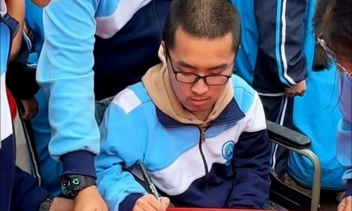 Rơi nước mắt trước câu nói của người cha 12 năm cõng con đi học